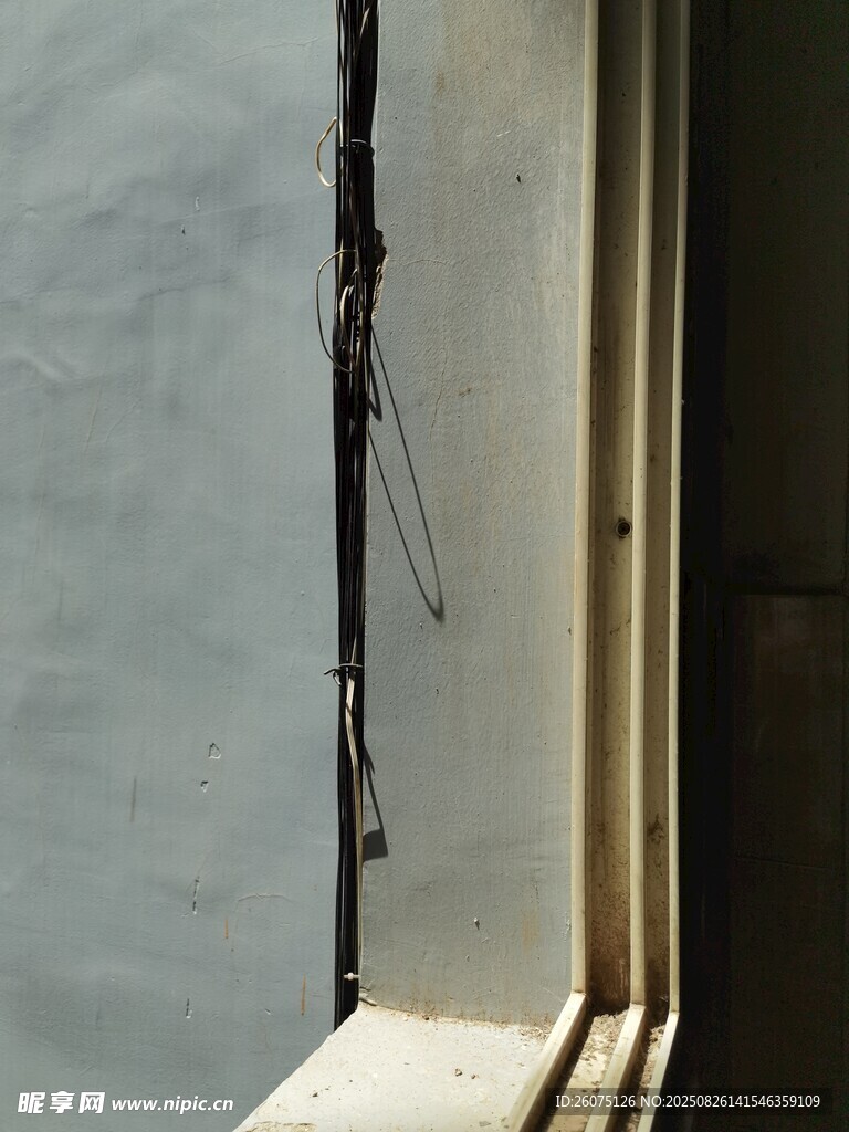 窗邊墻面裂縫與光影特寫