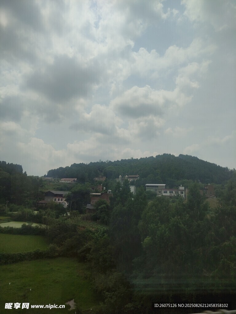 山間云景綠意盎然的村落