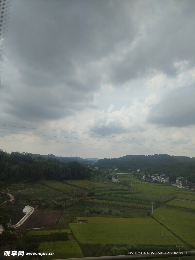 鄉(xiāng)村田野上的多云天空
