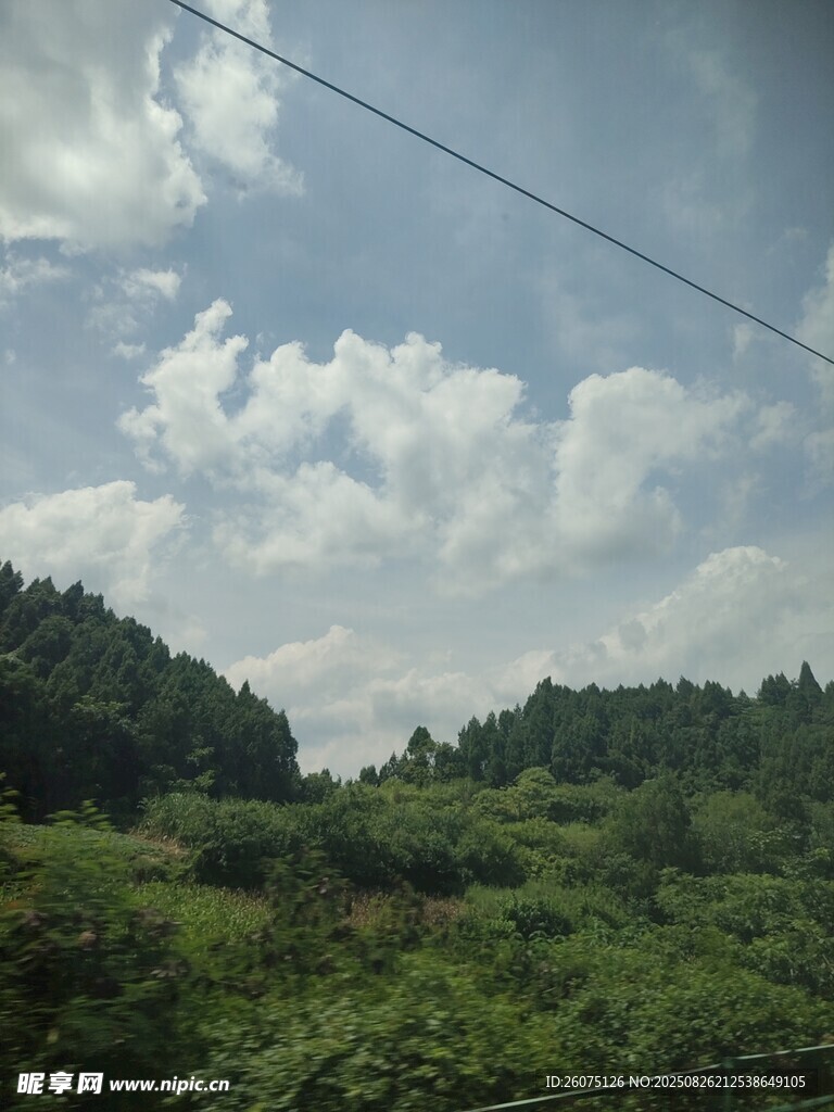 藍天白云下的綠野風光
