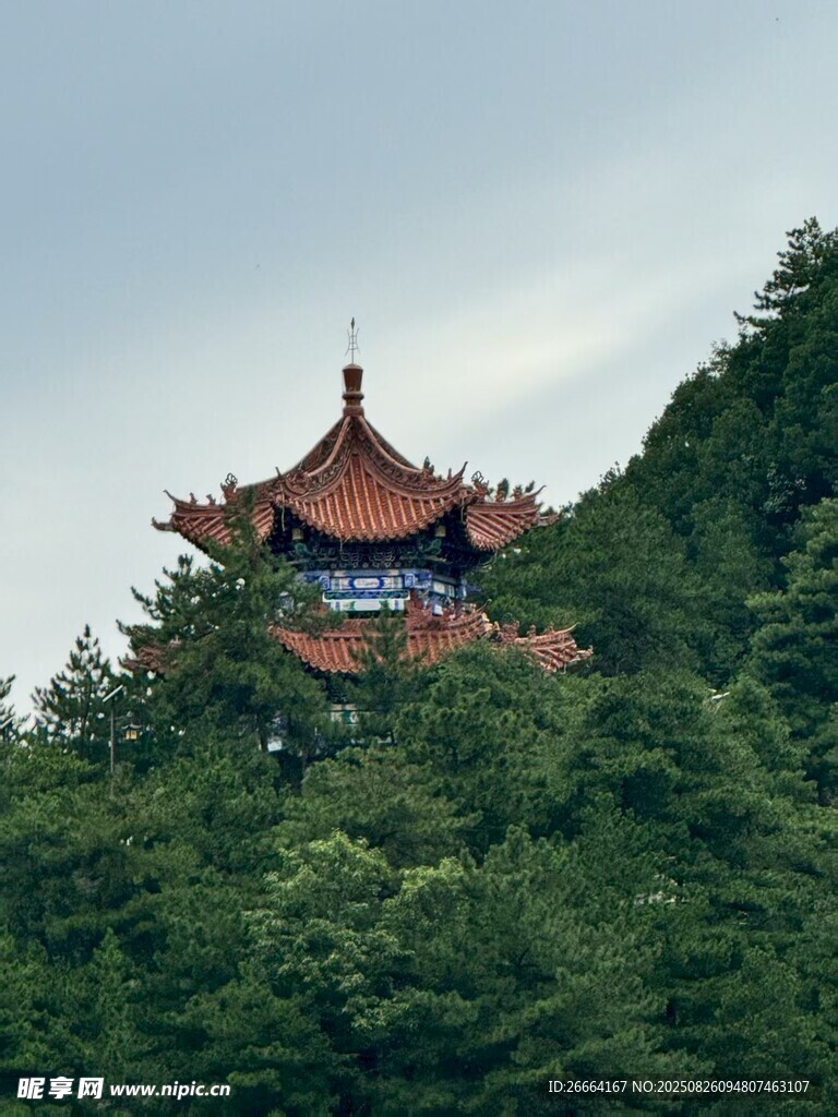 山林中的古典樓閣