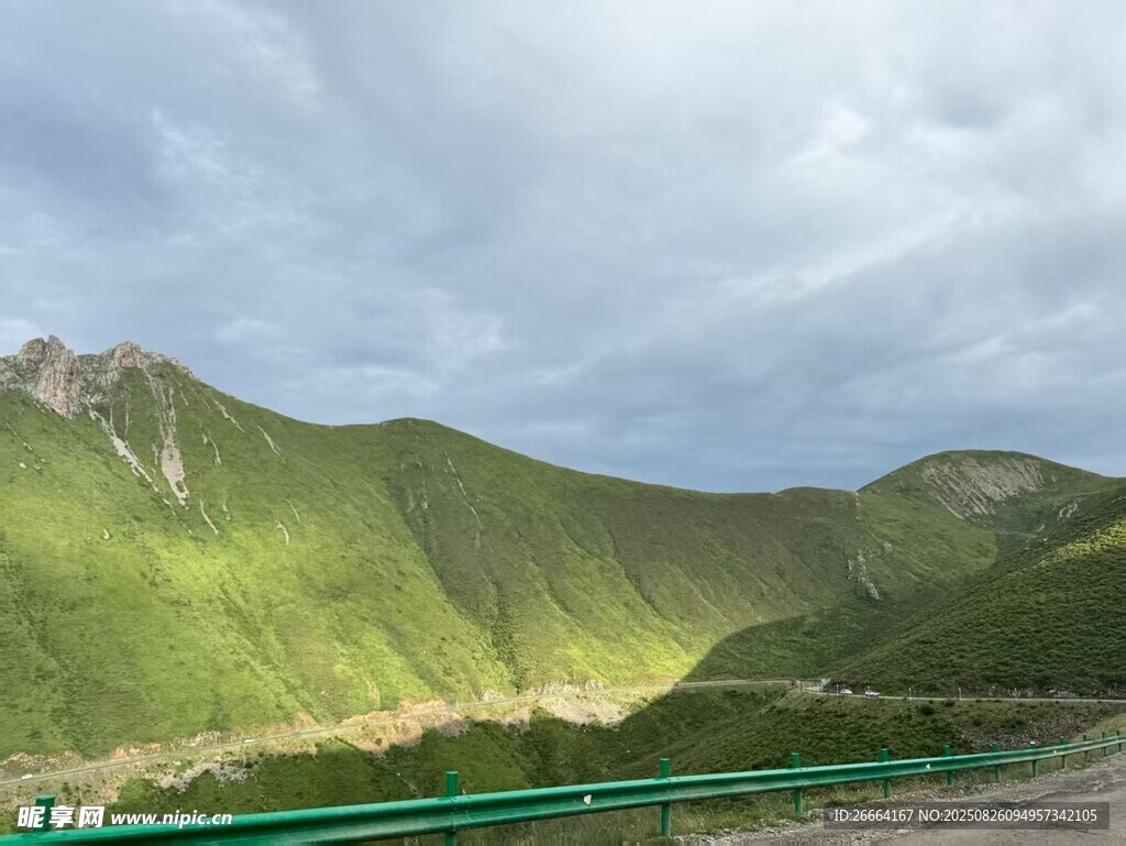 山間公路旁的翠綠山巒