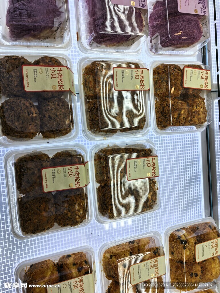 多樣包裝食品整齊陳列