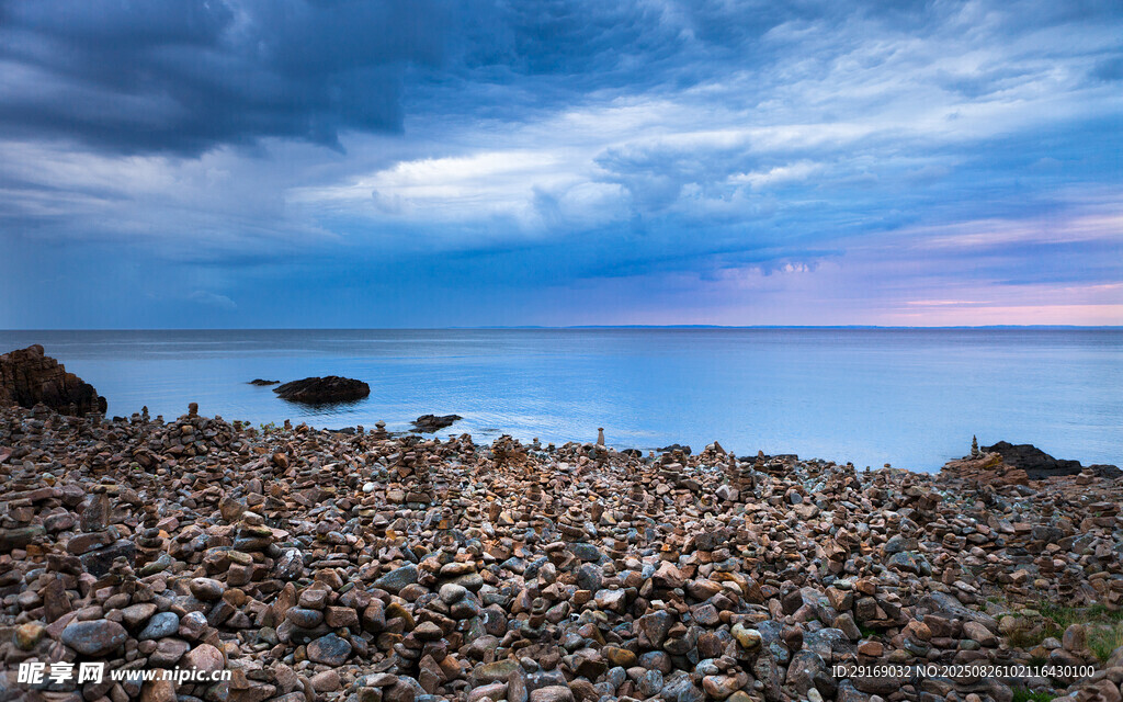 海邊碎石灘的美麗景致