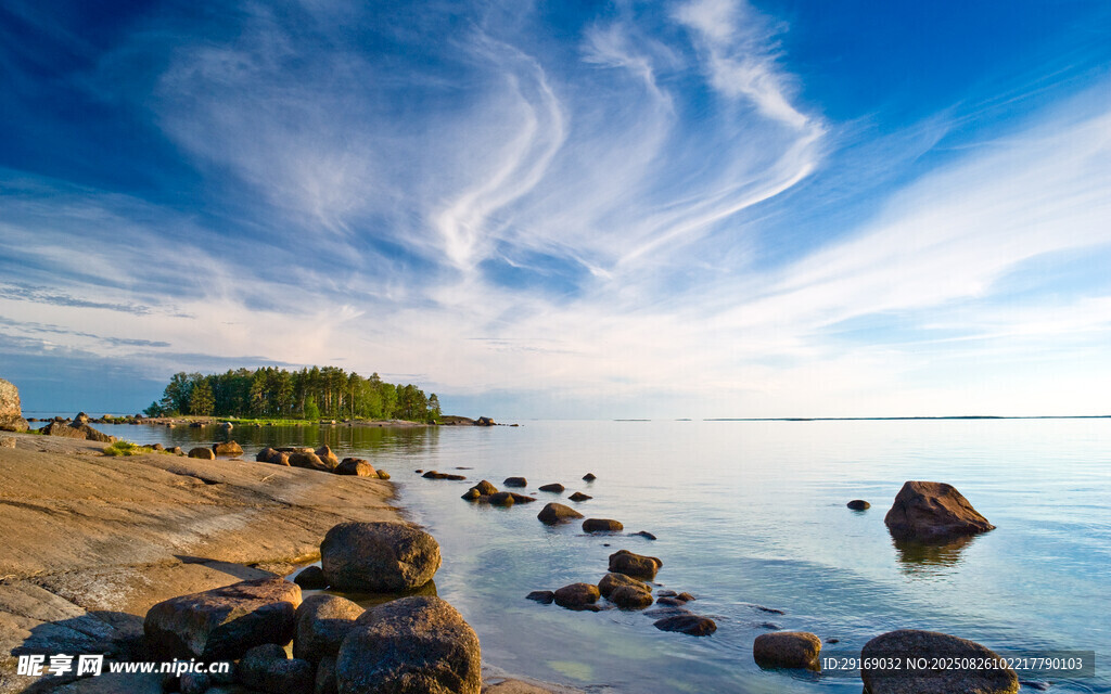海邊美景 藍天白云與礁石