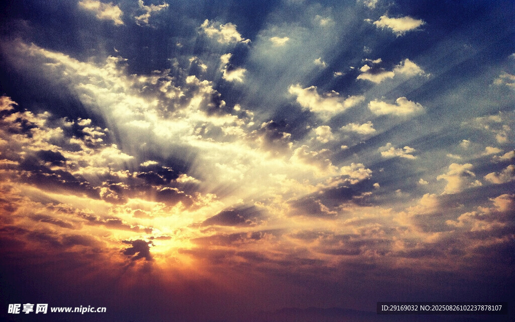 夕陽(yáng)下飛鳥(niǎo)與絢爛天空