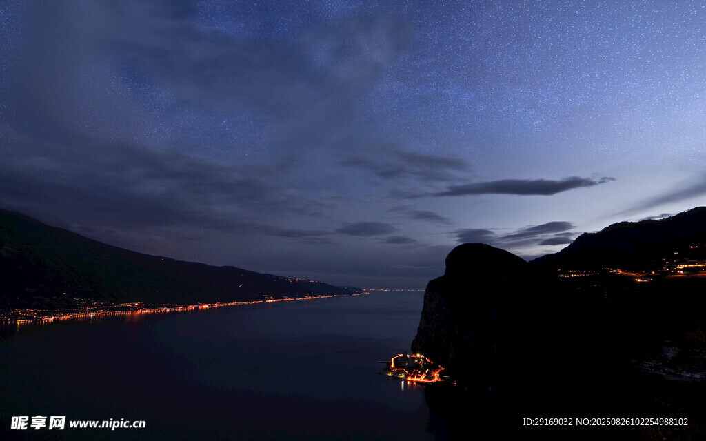 夜幕下的山水湖畔美景