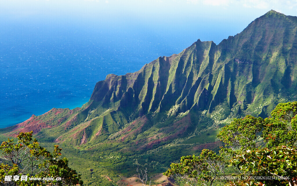夏威夷壯美山巒與碧海景觀