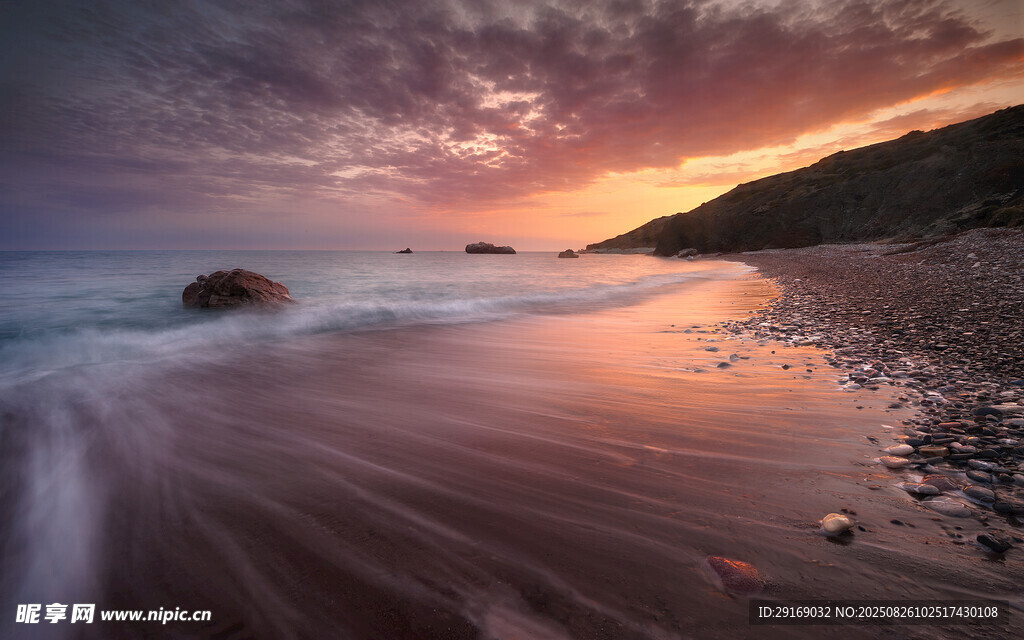 海邊日落美景 沙灘與浪