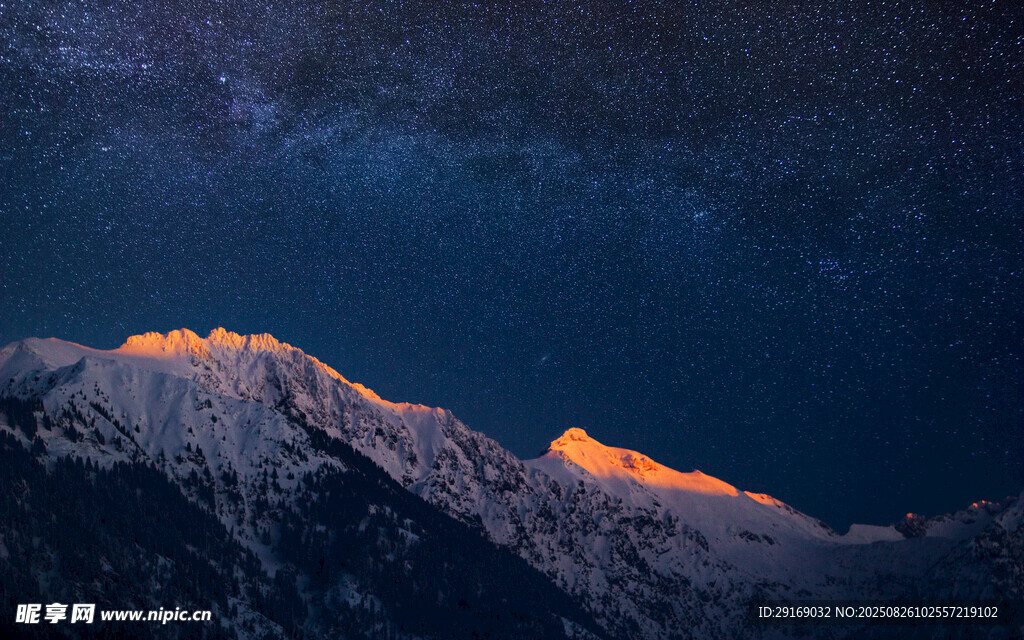 雪山之巔的璀璨星空