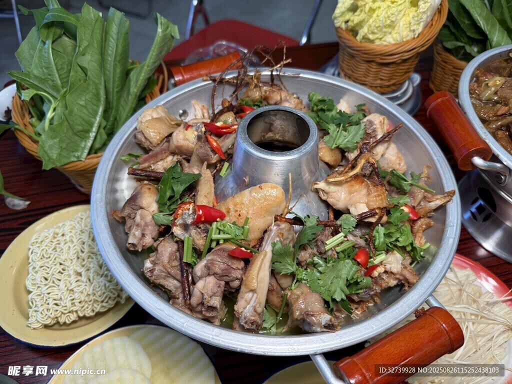 美味五指毛桃雞肉雞煲拼盤