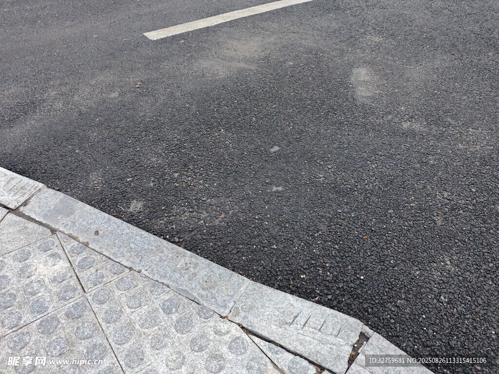 道路邊緣與路面細節(jié)
