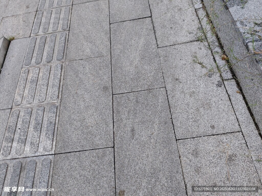 灰色石板鋪就的整潔路面