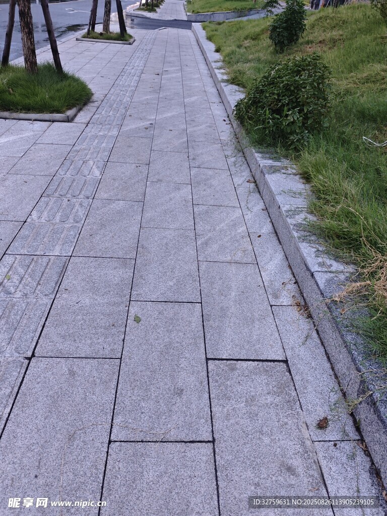 戶外石板鋪就的整潔步道