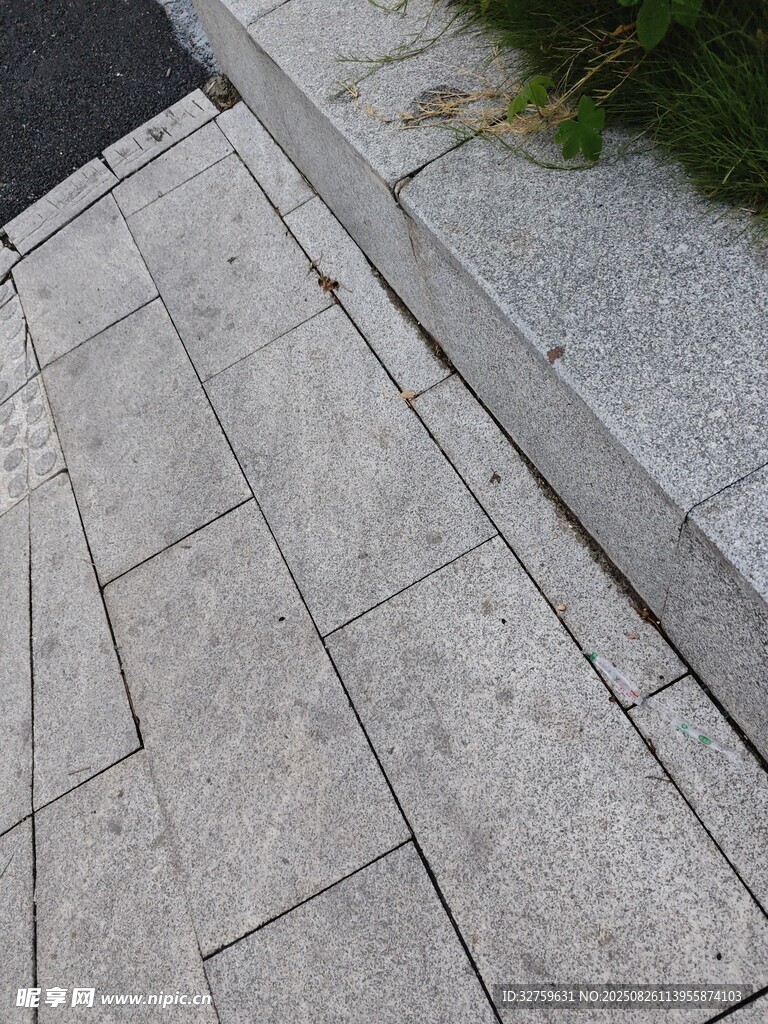 灰色石板鋪就的人行道