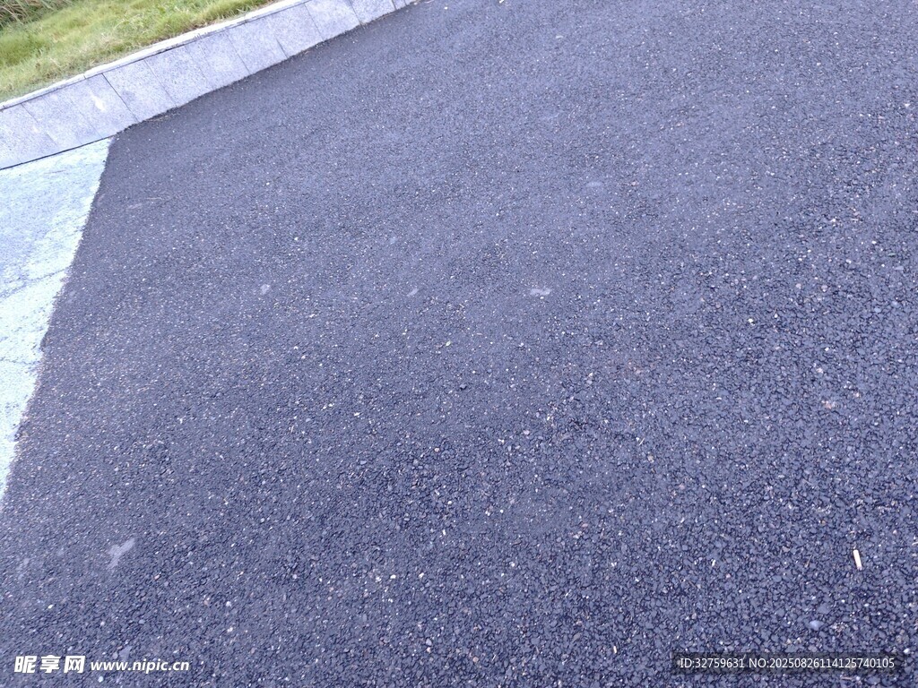 新鋪黑色瀝青路面