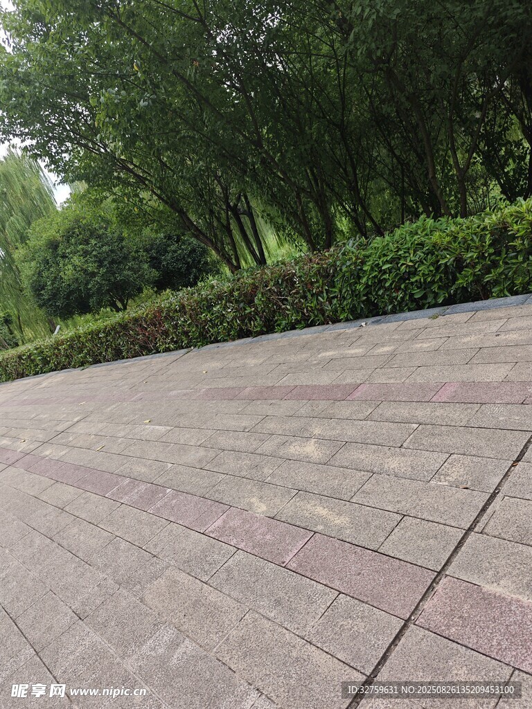 戶外磚石鋪就的休閑場地