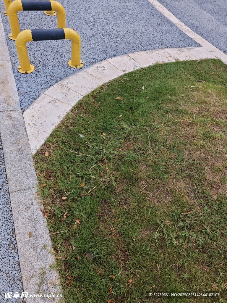 路邊弧形草地景觀