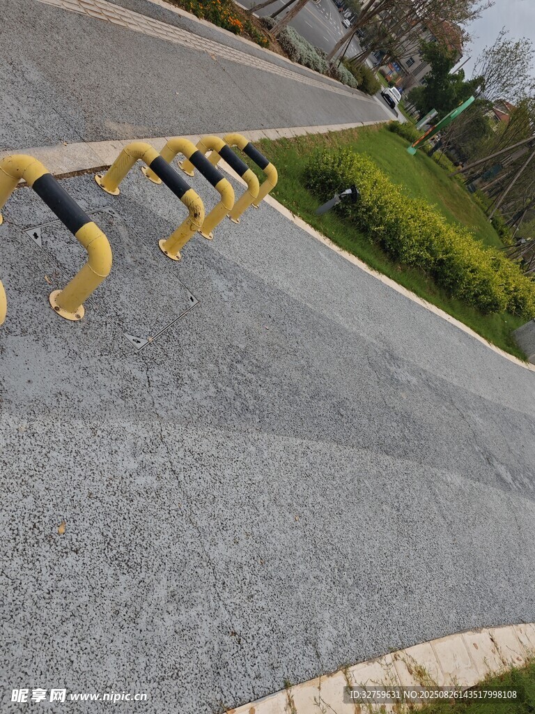 道路旁的黃色防撞護欄