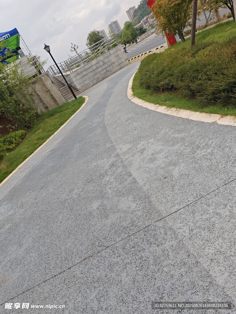 彎曲柏油道路景觀