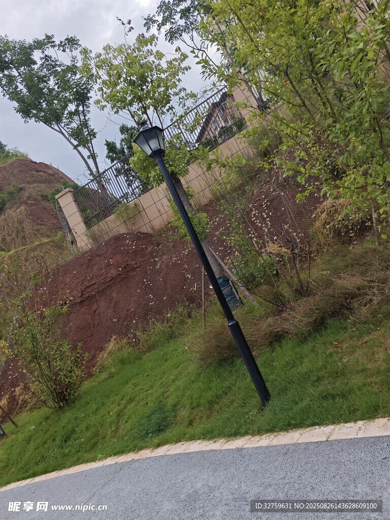 路邊傾斜的黑色景觀燈