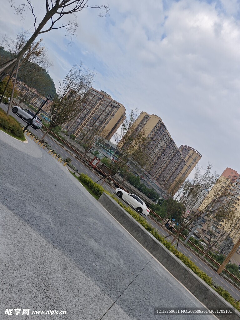 城市街道旁的高樓景觀