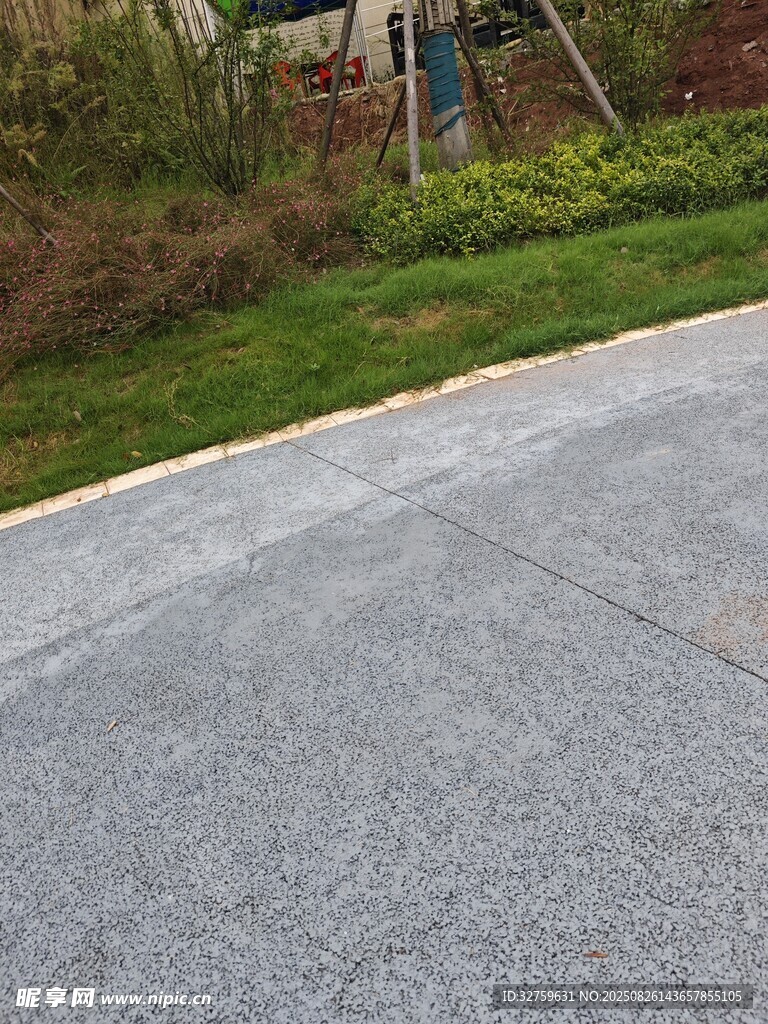 灰色瀝青路面與周邊綠植