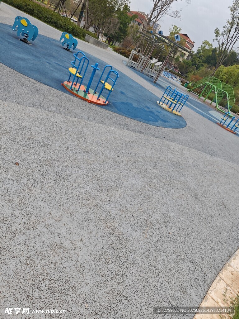 戶外兒童游樂區(qū)場景