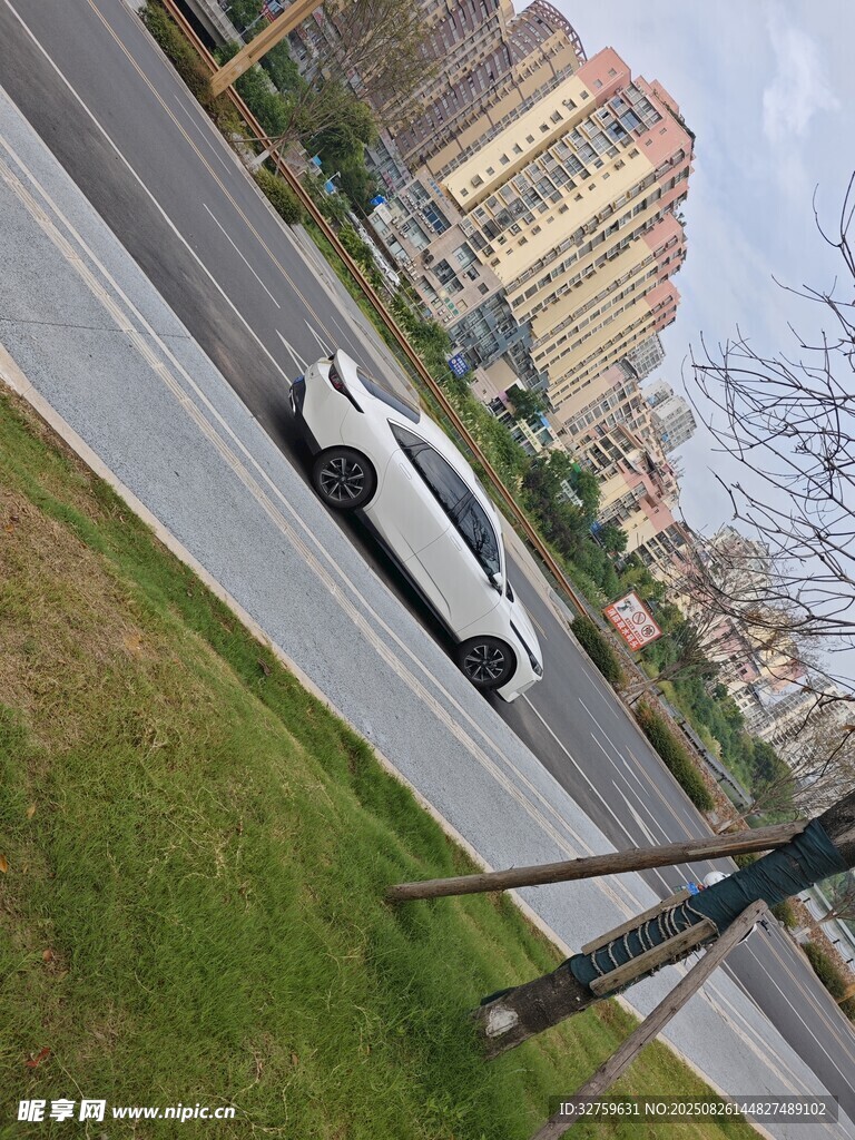 道路旁停放的白色轎車