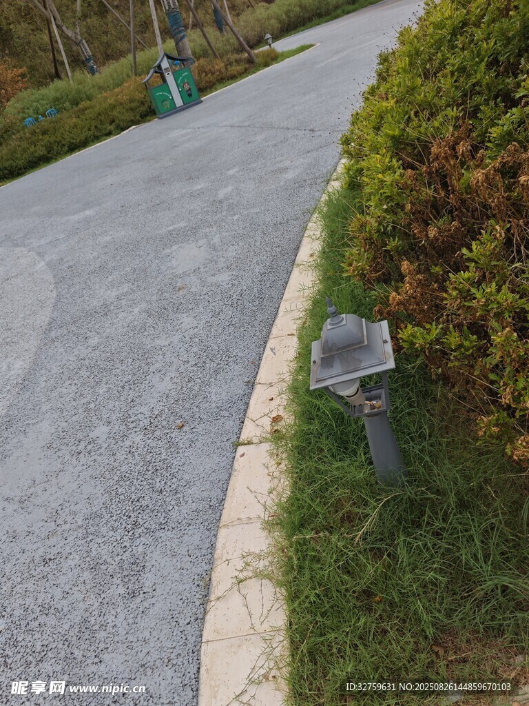 路邊的小型戶外燈具