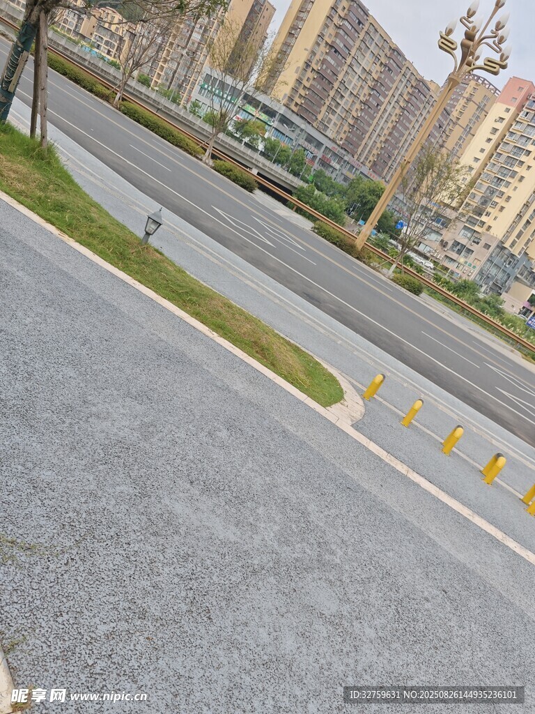 城市道路旁的建筑景觀