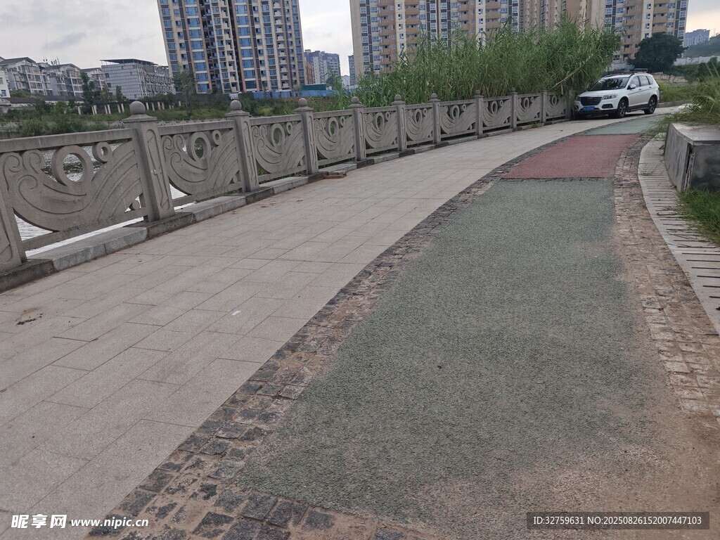 城市河邊步道景觀