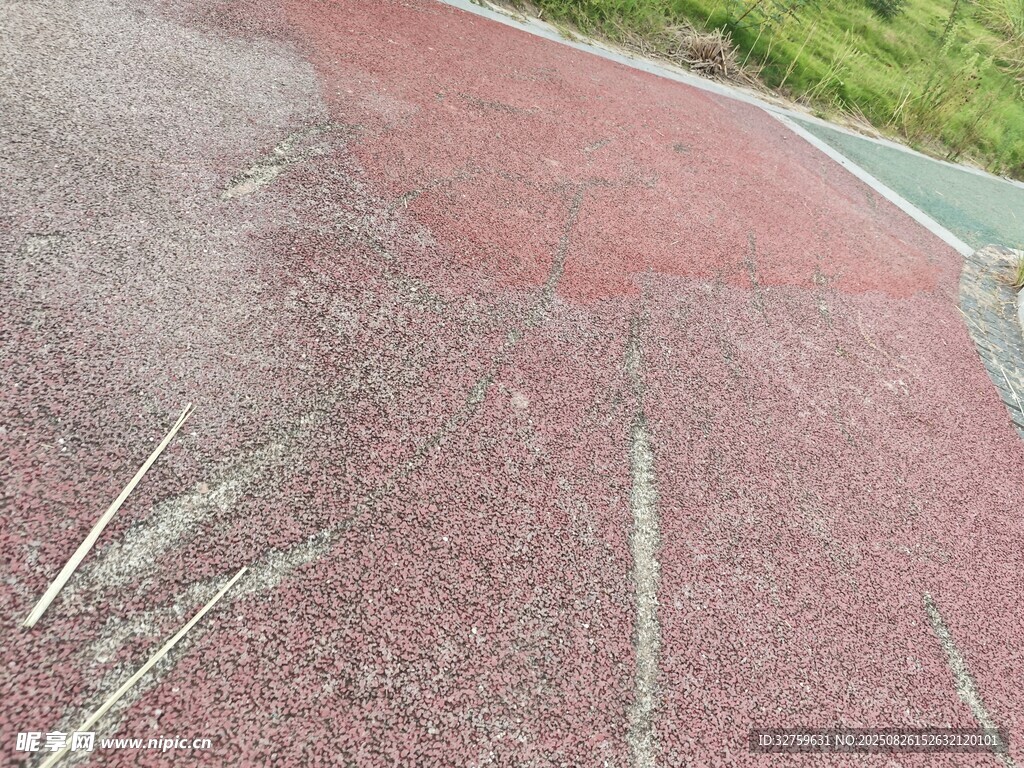紅色跑道上的白色痕跡