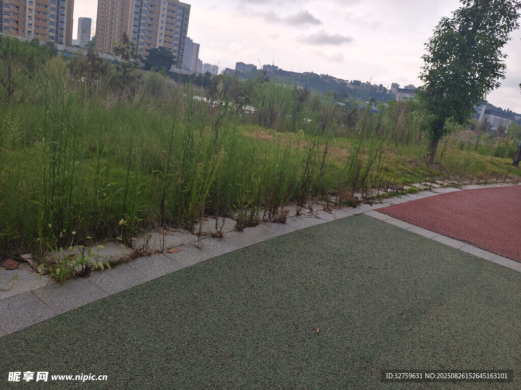 城市中的戶外綠地跑道