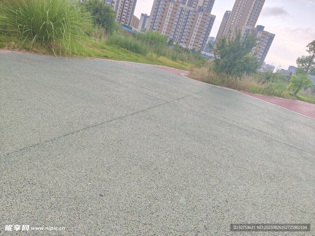 城市旁的空曠瀝青道路