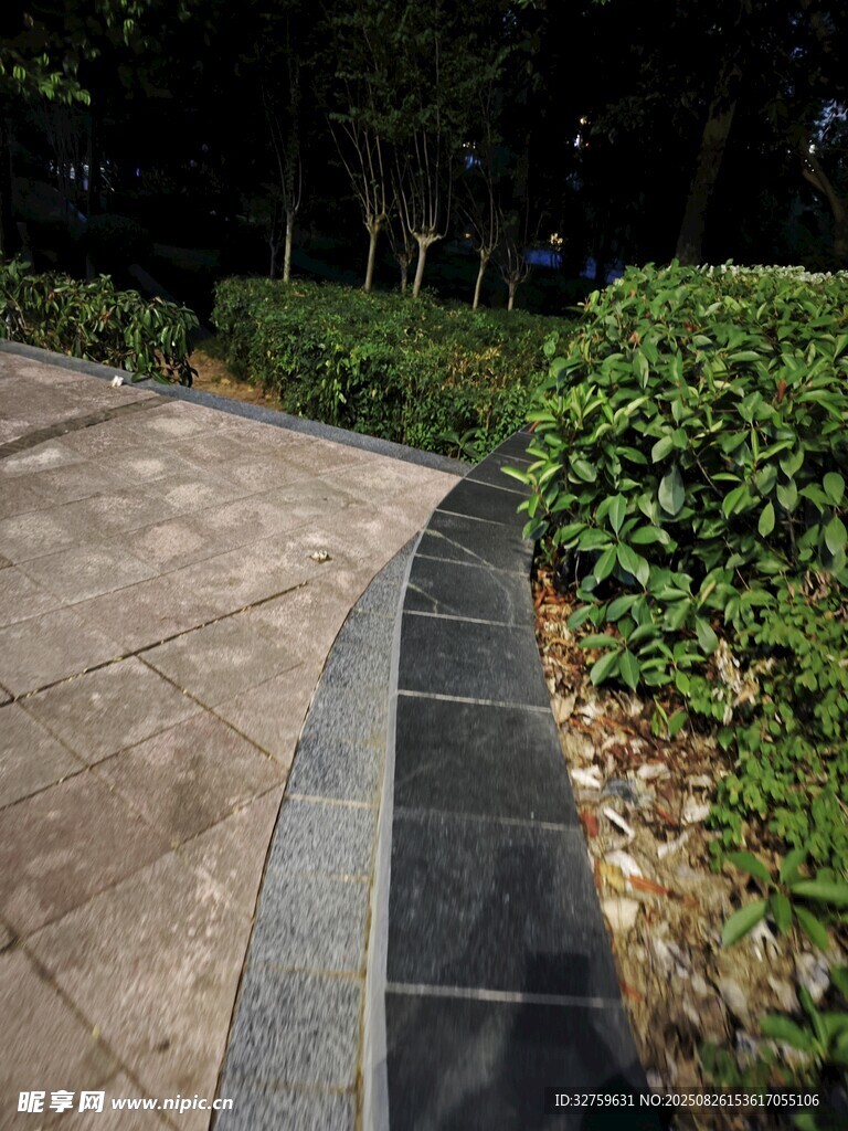 公園中蜿蜒的石板小徑