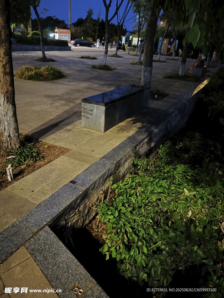 城市街邊綠植景觀一角