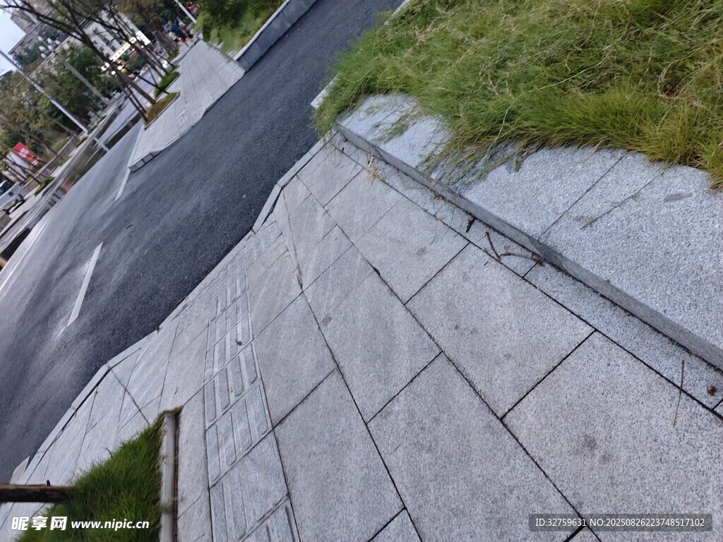 城市街道旁的磚石人行道