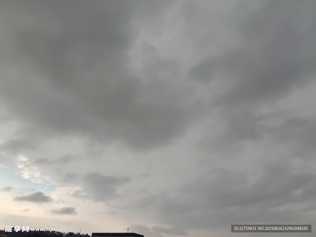 烏云密布的陰沉天空
