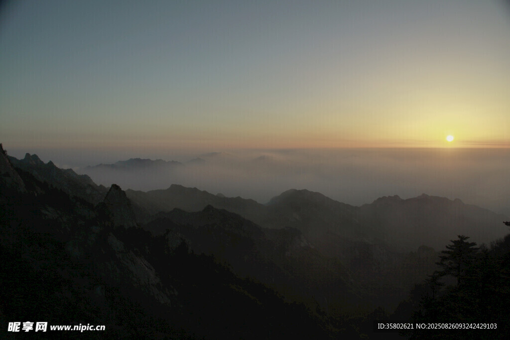 日出時分的壯麗山巒景色