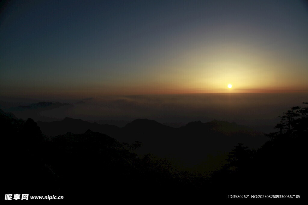 山間日出美景