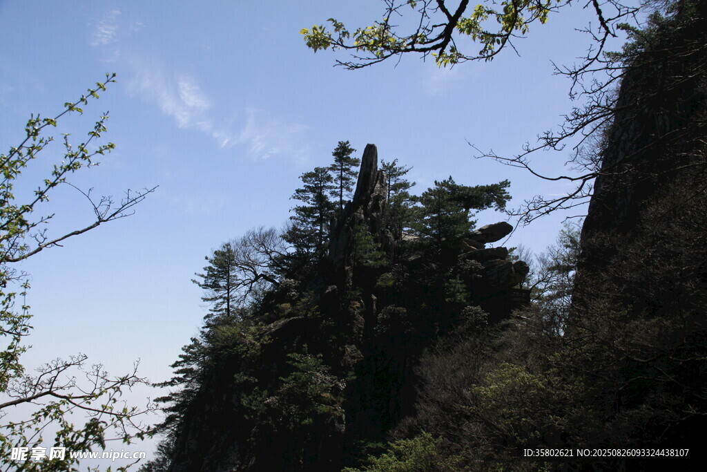 山林藍(lán)天間的自然景致