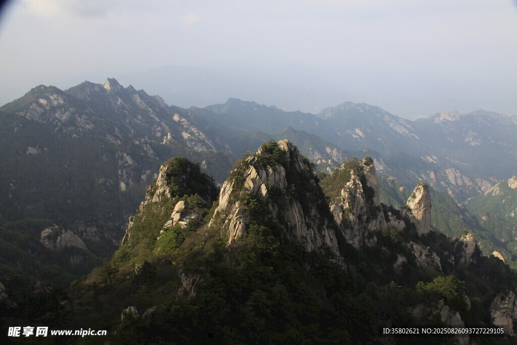 巍峨群山壯麗景致