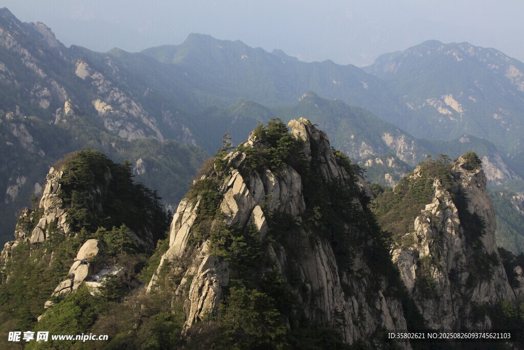 壯麗山峰景色