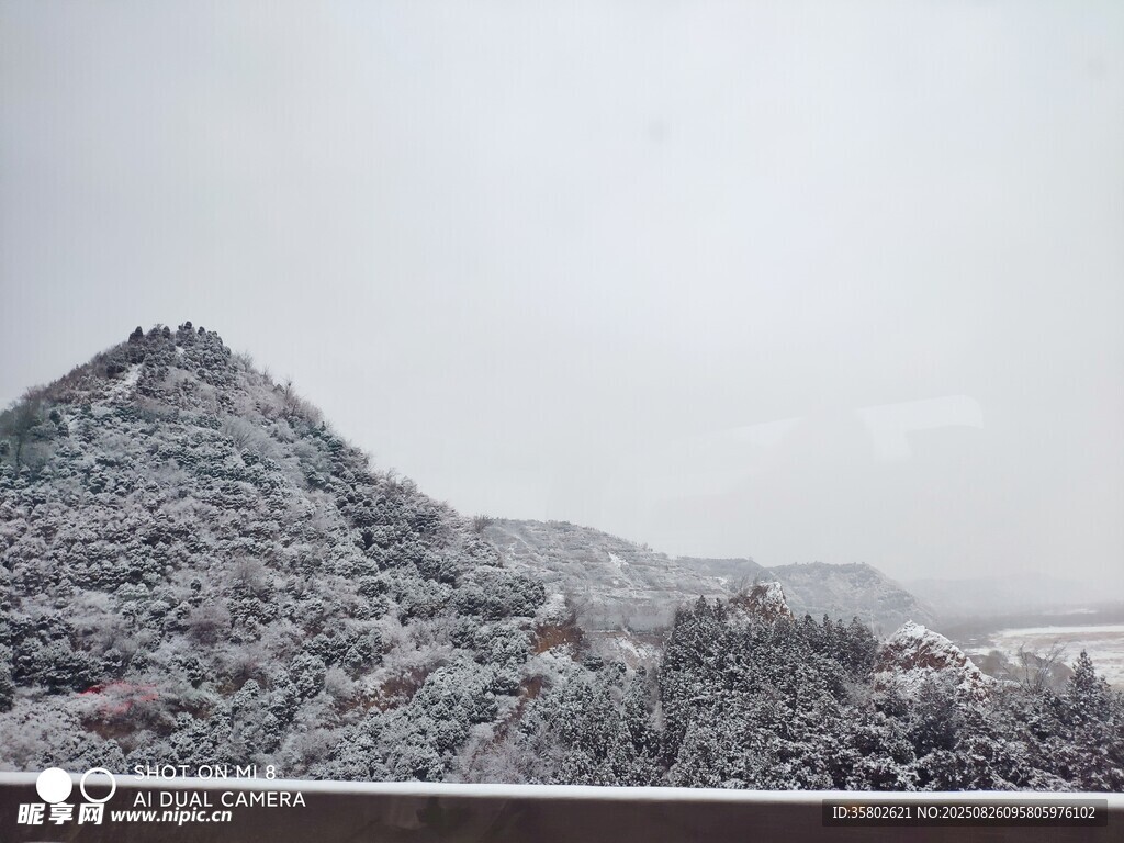 雪覆山巒美景