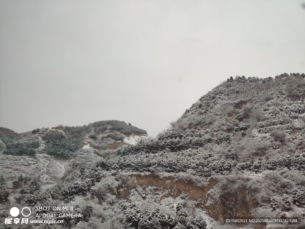 雪覆山巒美景