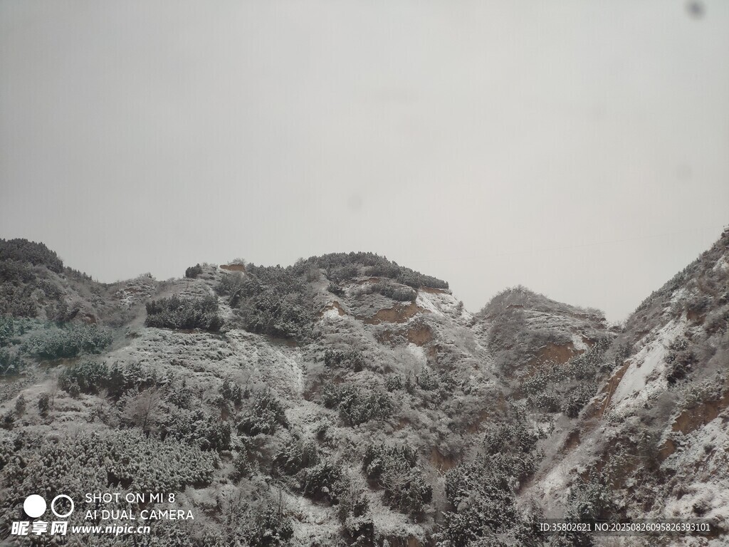 雪覆山巒美景