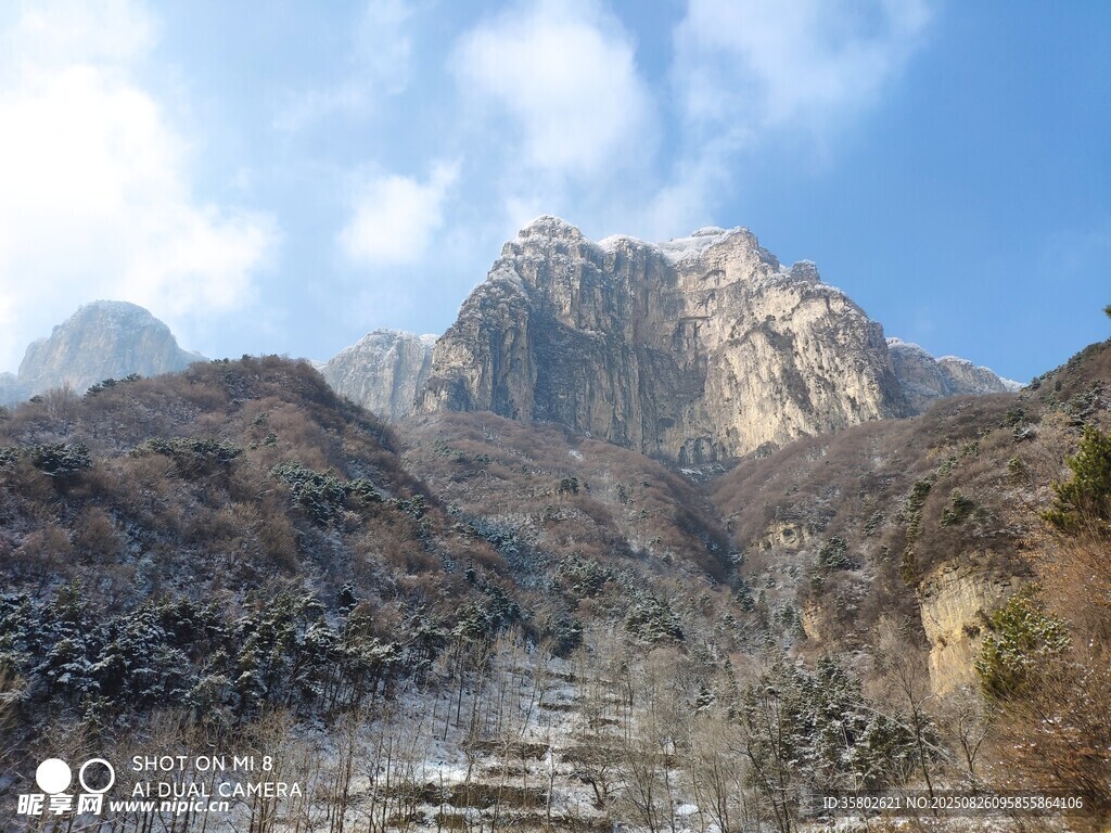 巍峨山峰與藍(lán)天白云美景