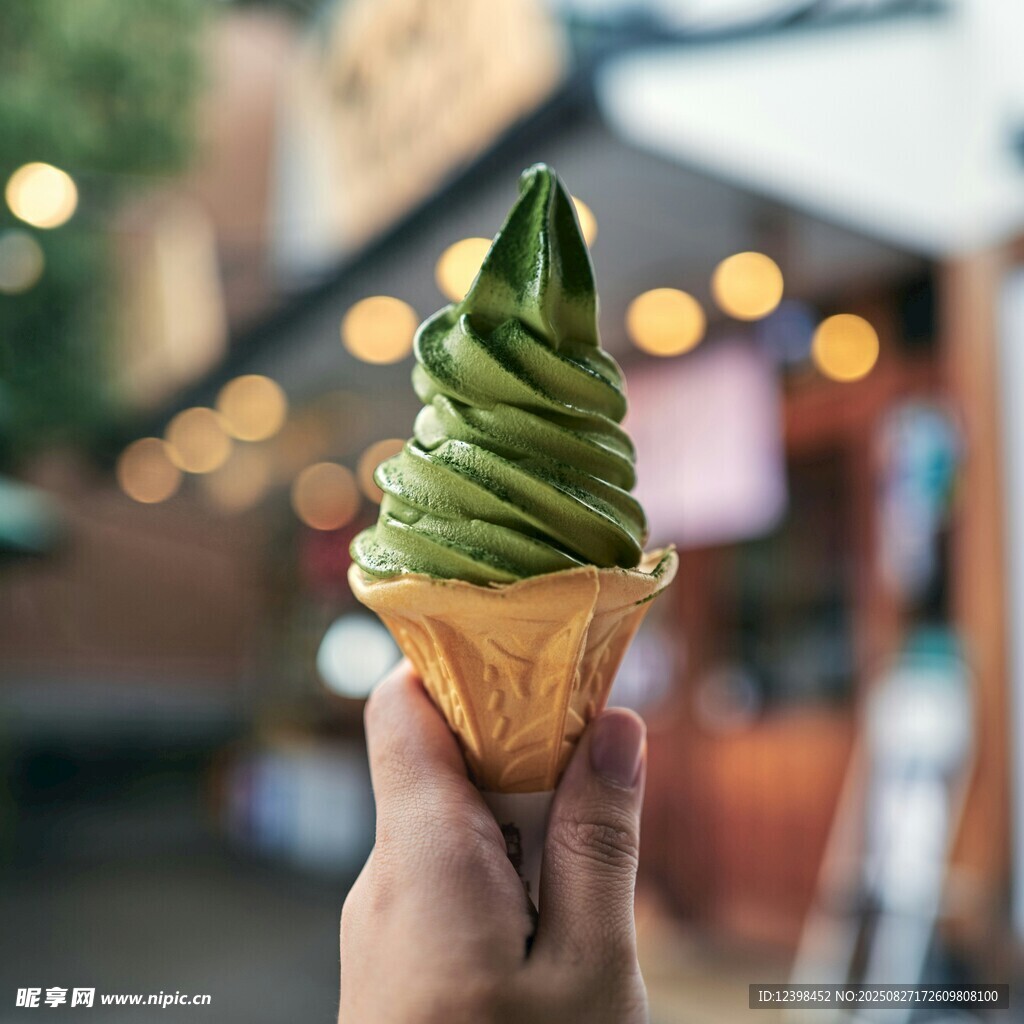 手持抹茶冰淇淋