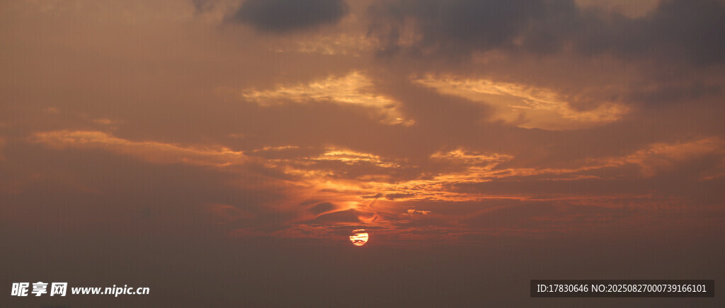 夕陽西下的絢爛天空